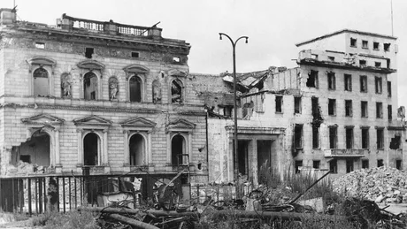 Ruinele unui buncăr din epoca nazistă, simbol al istoriei Berlinului.