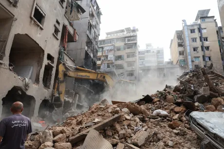 Clădiri distruse în urma conflictului din Liban, cu moloz și utilaje de construcții.