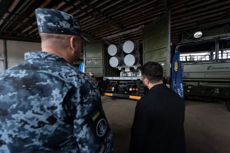 Lansatoare antinavă camuflate în containere, prezentate de Zelenski în Odesa.