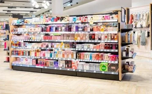 Raft cu produse de îngrijire și frumusețe într-un magazin BIPA.