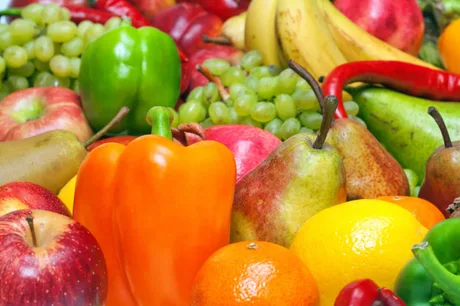 Fructe și legume proaspete, variate și colorate, expuse pe o masă.