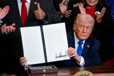Donald Trump semnează un ordin executiv pentru evaluarea modelelor AI.