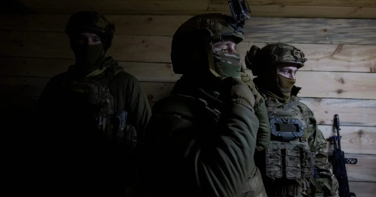 Soldați ucraineni în timpul unei operațiuni militare în Donețk.