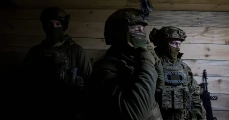 Soldați ucraineni în timpul unei operațiuni militare în Donețk.