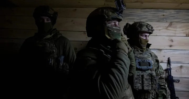 Soldați ucraineni în timpul unei operațiuni militare în Donețk.