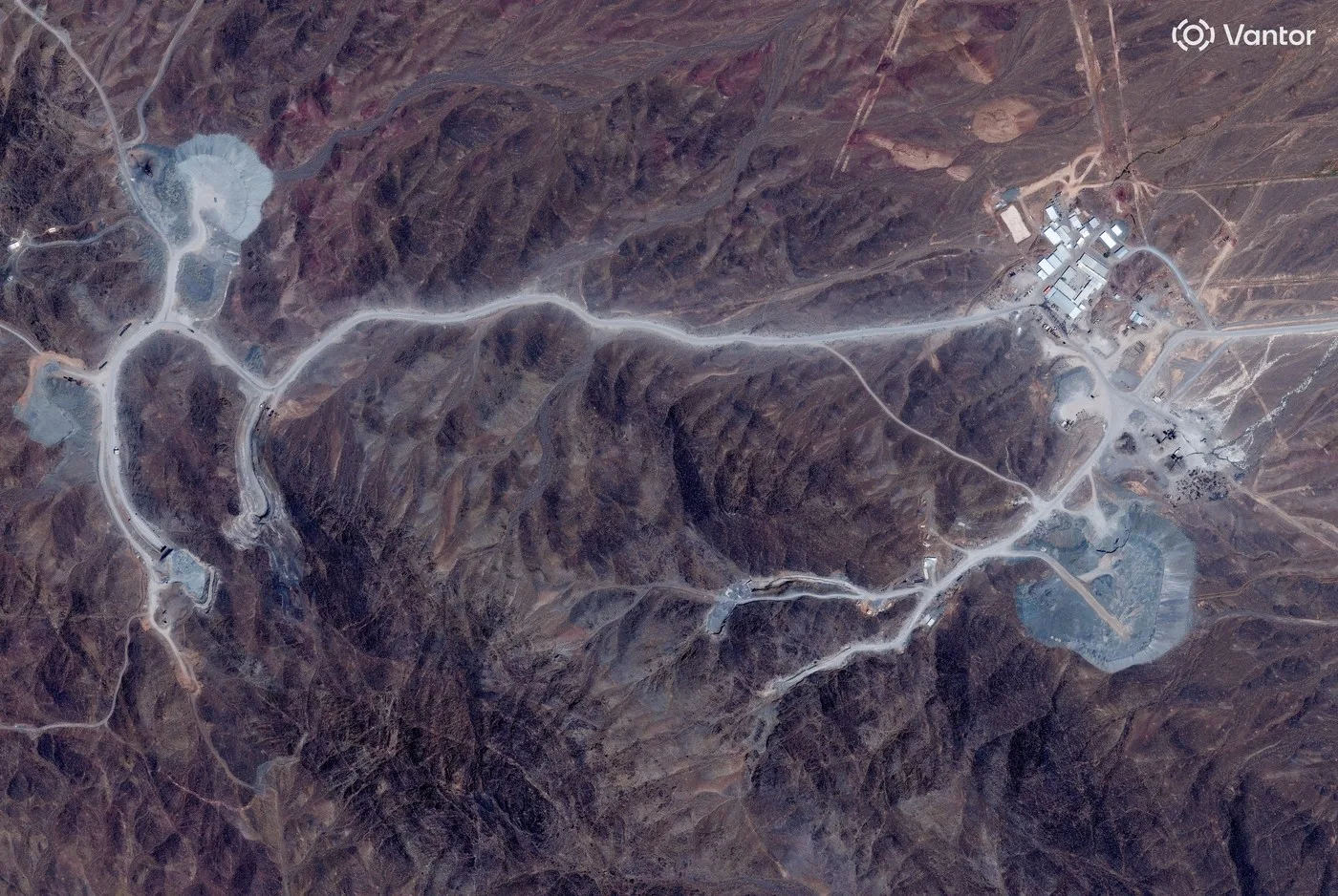 Rețeaua subterană de tuneluri din Iran, complex militar greu accesibil.