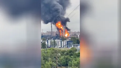 Fum dens și flăcări deasupra rafinăriei din Moscova după atacul ucrainean.