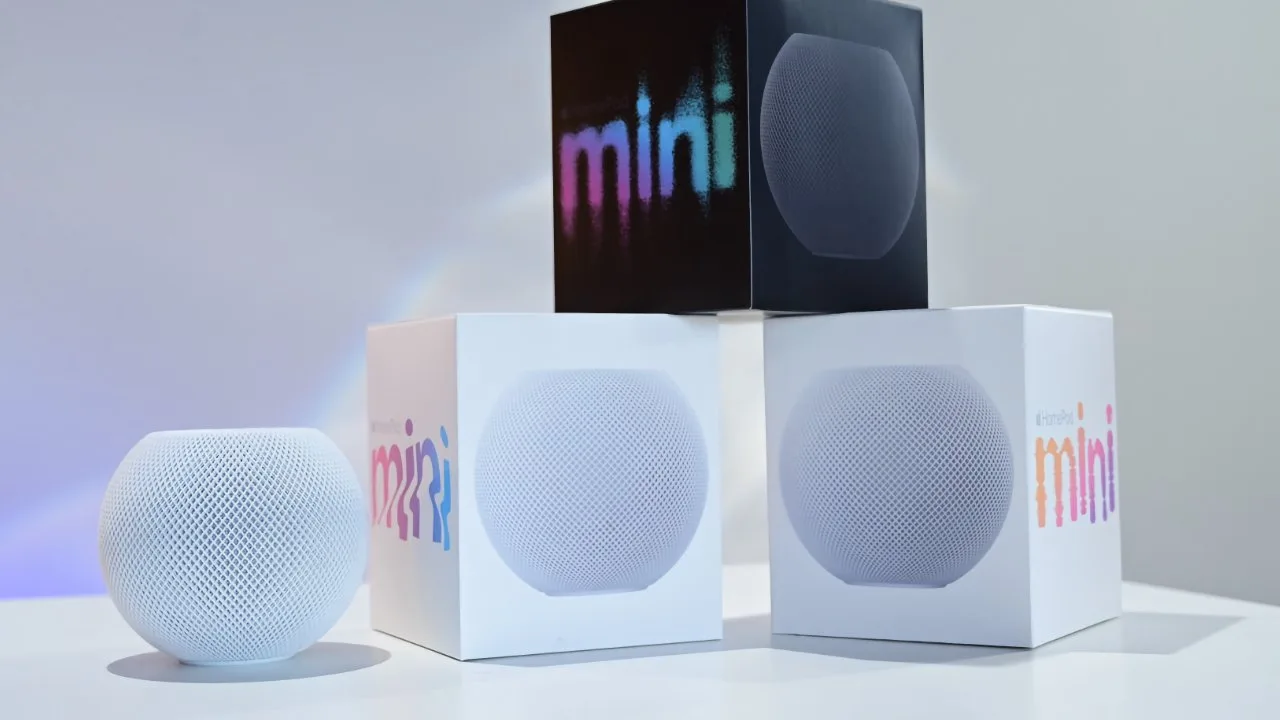 Dispozitive HomePod mini în diverse culori, pregătite pentru lansare.
