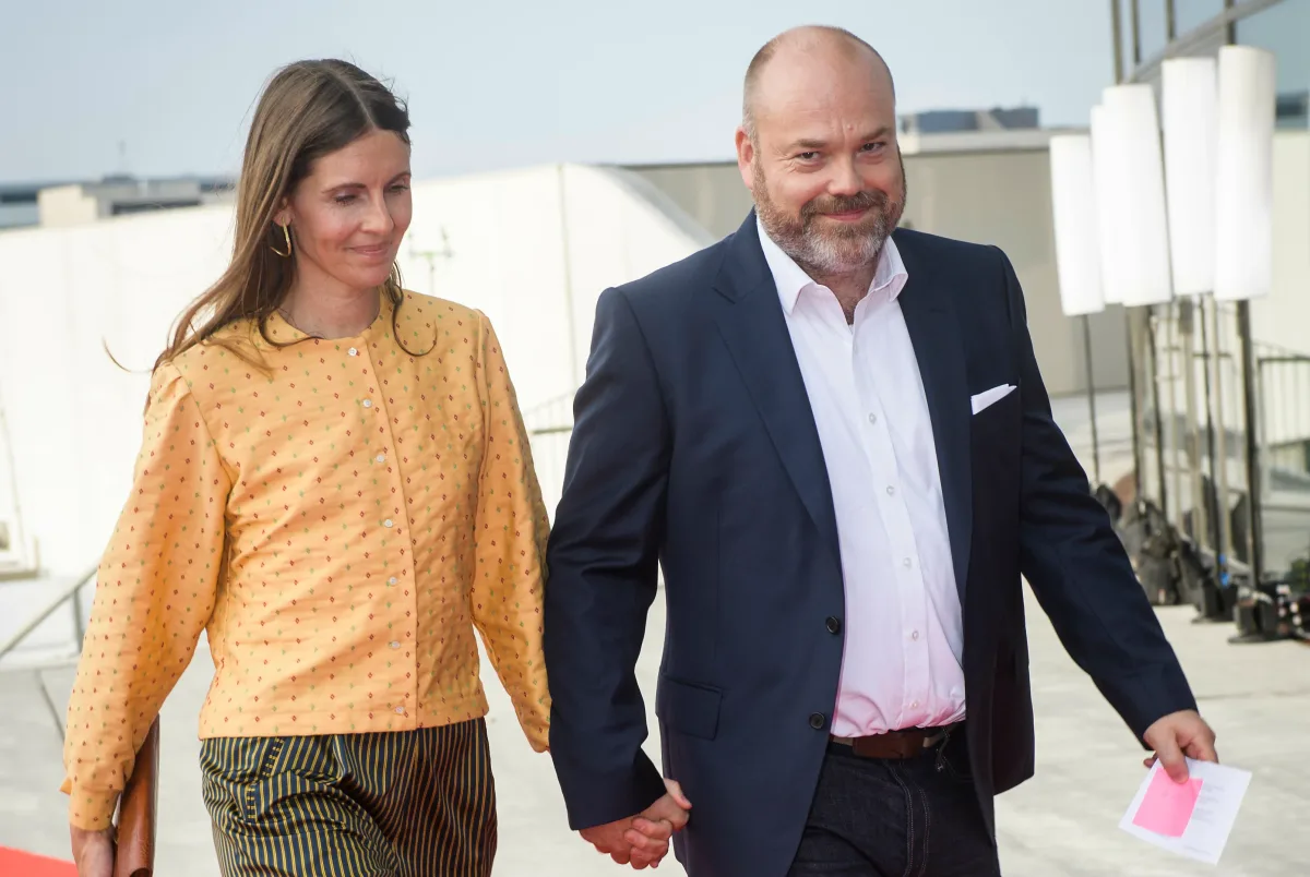 Anders Holch Povlsen și partenera sa la un eveniment în București.