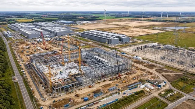 Construcții de centre de date în România, evidențiind expansiunea infrastructurii digitale.