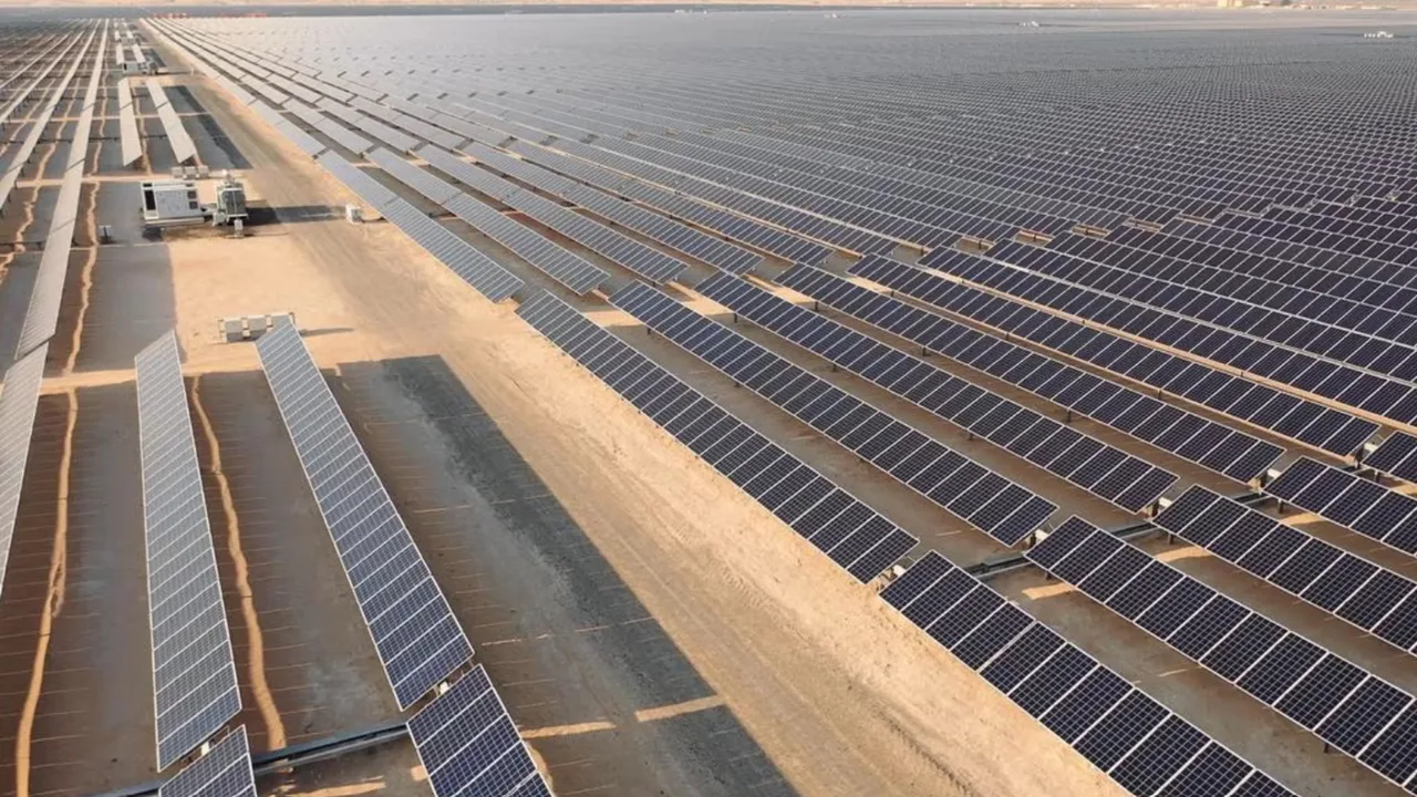 Ferme solare amplasate în deșert, generând energie și potențial ploaie.