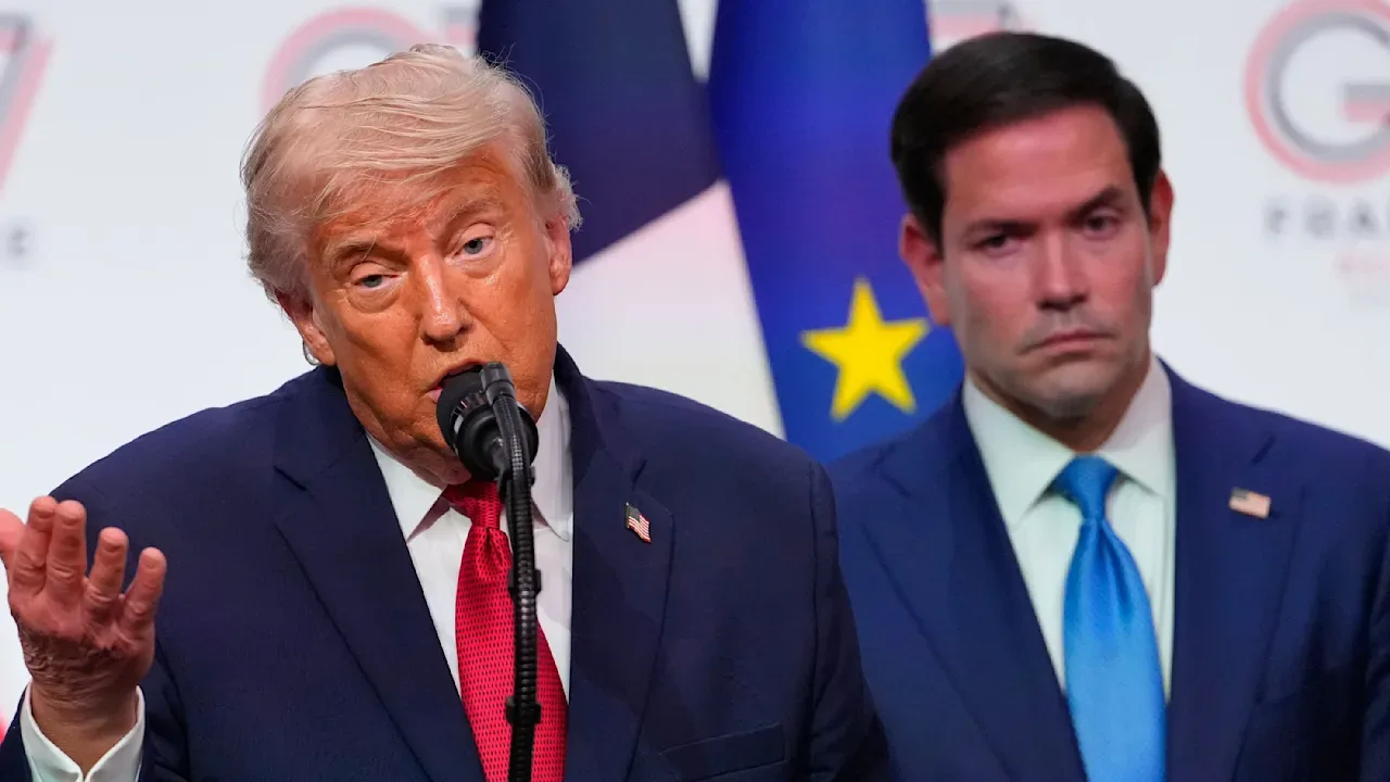 Donald Trump discutând despre acordul cu Iranul la o conferință de presă.