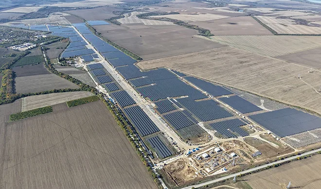 Parc solar Dama în construcție, cu panouri fotovoltaice pe câmpie.