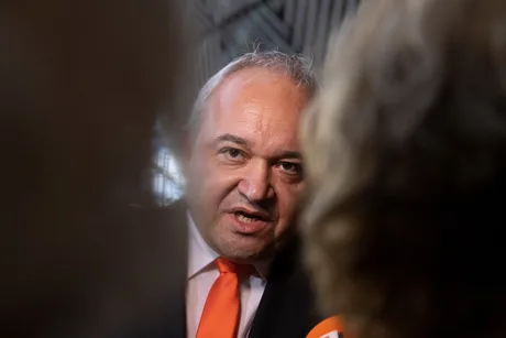 Ministrul bulgar de Interne discutând despre măsurile de securitate la baza Bezmer.