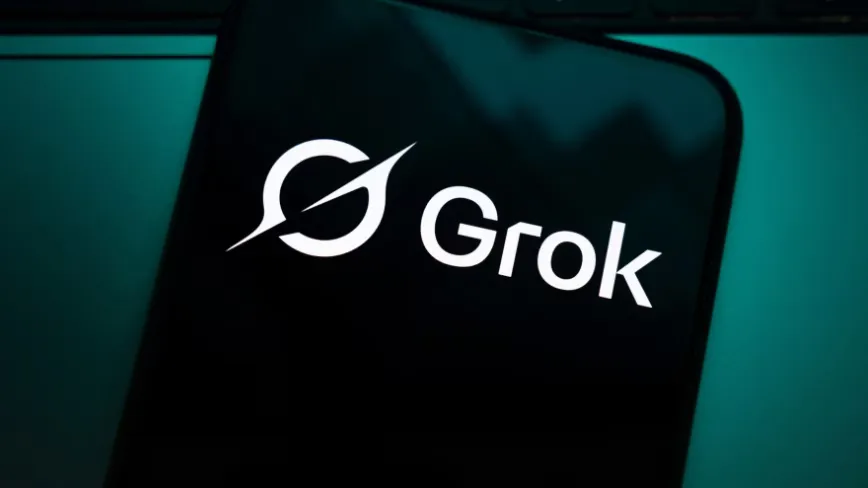 Logo-ul aplicației Grok pe un fundal întunecat.