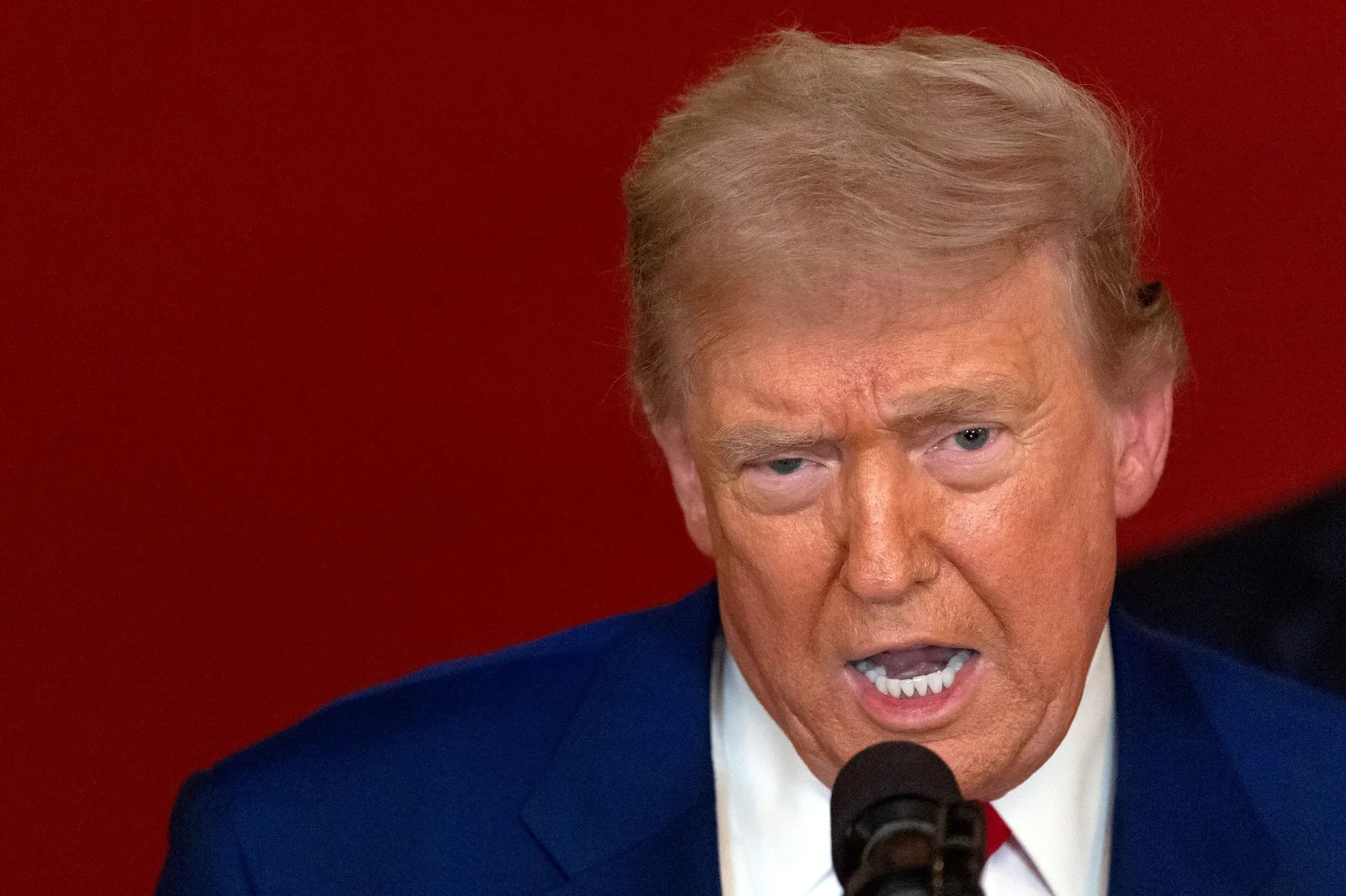 Donald Trump discută despre negocieri cu liderii iranieni în contextul tensiunilor actuale.