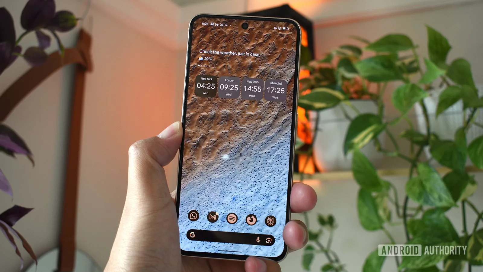 Ecran de telefon cu un fundal texturat și widget-uri pe el.