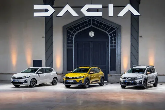 Modelele Dacia Sandero și Duster expuse într-un showroom modern.