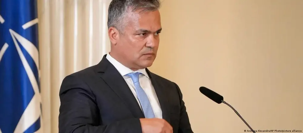 Adrian Veștea, premier desemnat, în timpul unei conferințe de presă.