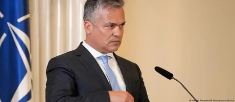 Adrian Veștea, premier desemnat, în timpul unei conferințe de presă.