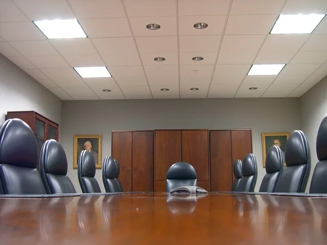 Sală de ședințe cu mese și scaune pentru discuții de afaceri.