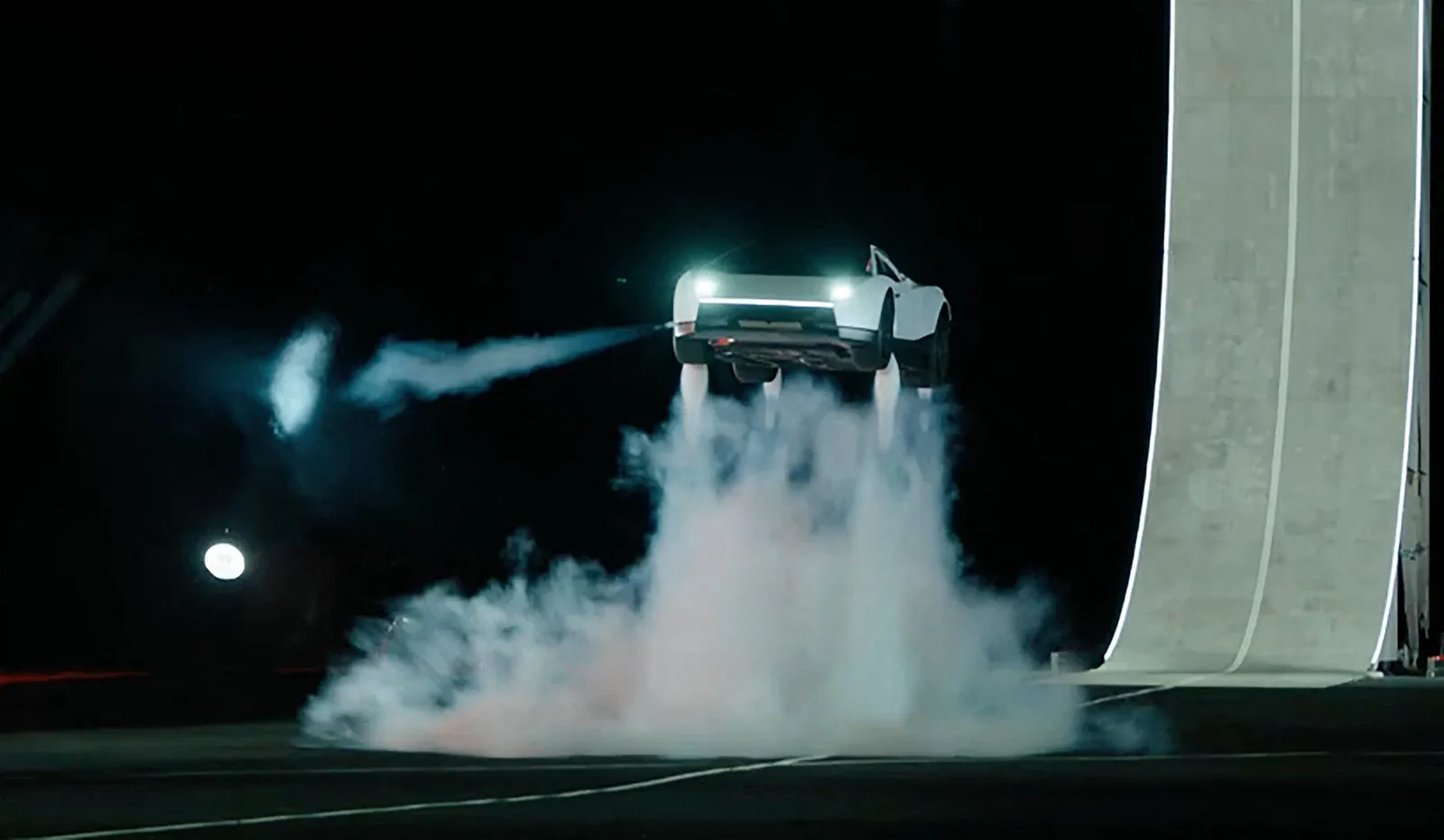 Tesla dezvoltă o mașină zburătoare, dar reglementările rămân o provocare majoră.