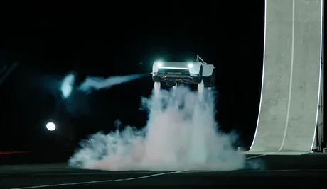 Tesla dezvoltă o mașină zburătoare, dar reglementările rămân o provocare majoră.