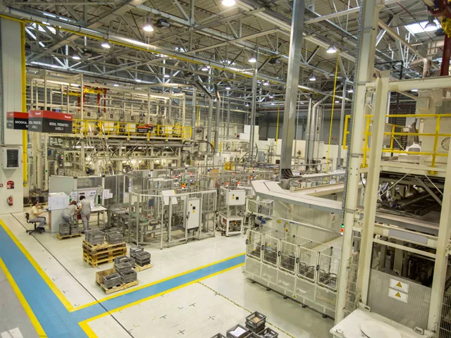 Interiorul unei fabrici moderne dedicată producției de semiconductori.