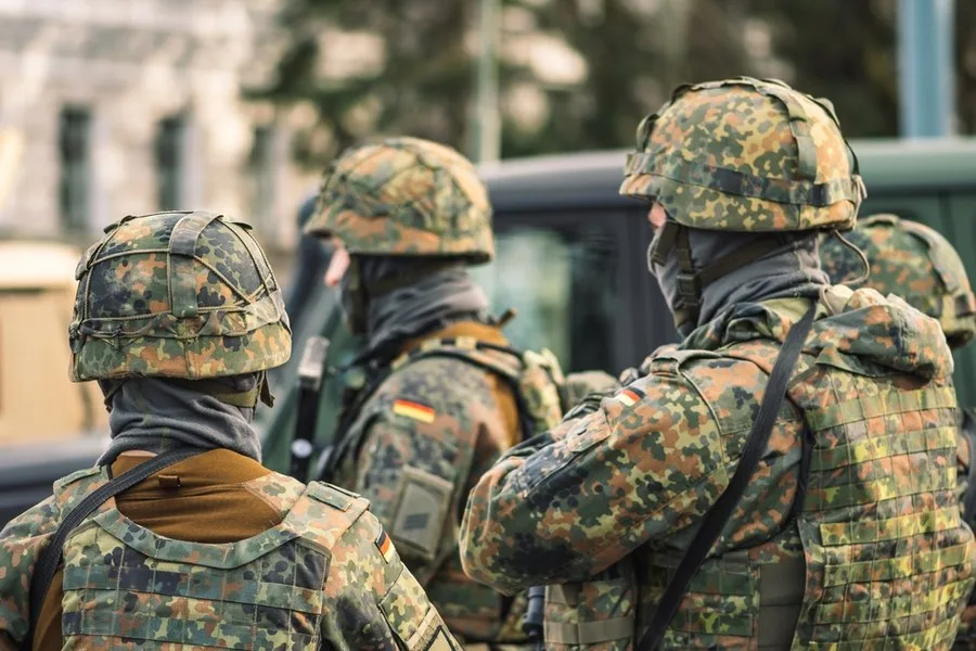Soldați în uniformă militară, pregătiți pentru exerciții de apărare în Europa.