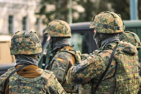 Soldați în uniformă militară, pregătiți pentru exerciții de apărare în Europa.