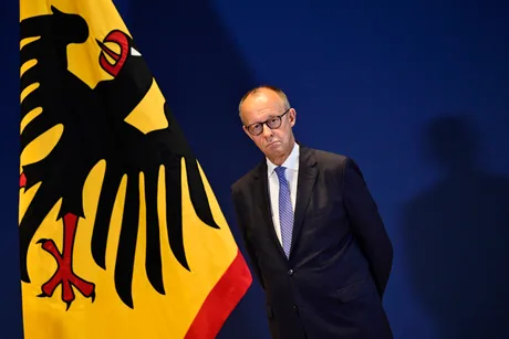 Friedrich Merz, lider CDU, în fața steagului Germaniei, reflectând la provocările politice.