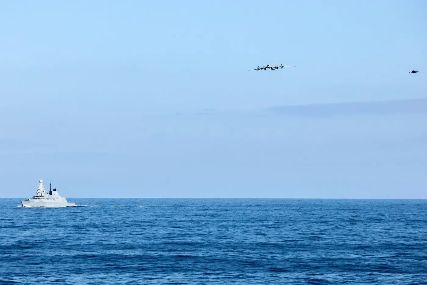 Avioane F-35 britanice interceptând un Tu-142 rusesc în Marea Norvegiei.