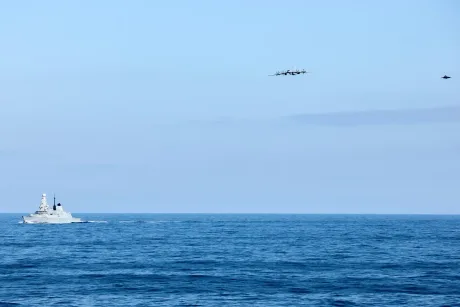 Avioane F-35 britanice interceptând un Tu-142 rusesc în Marea Norvegiei.