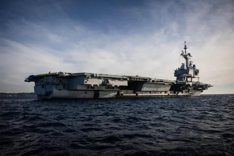 Portavionul Charles de Gaulle navigând pe mare în contextul exercițiilor NATO.