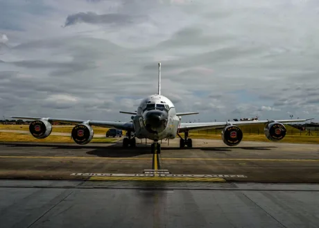 Avion militar pe pistă, simbol al tensiunilor din Asia de Nord-Est.