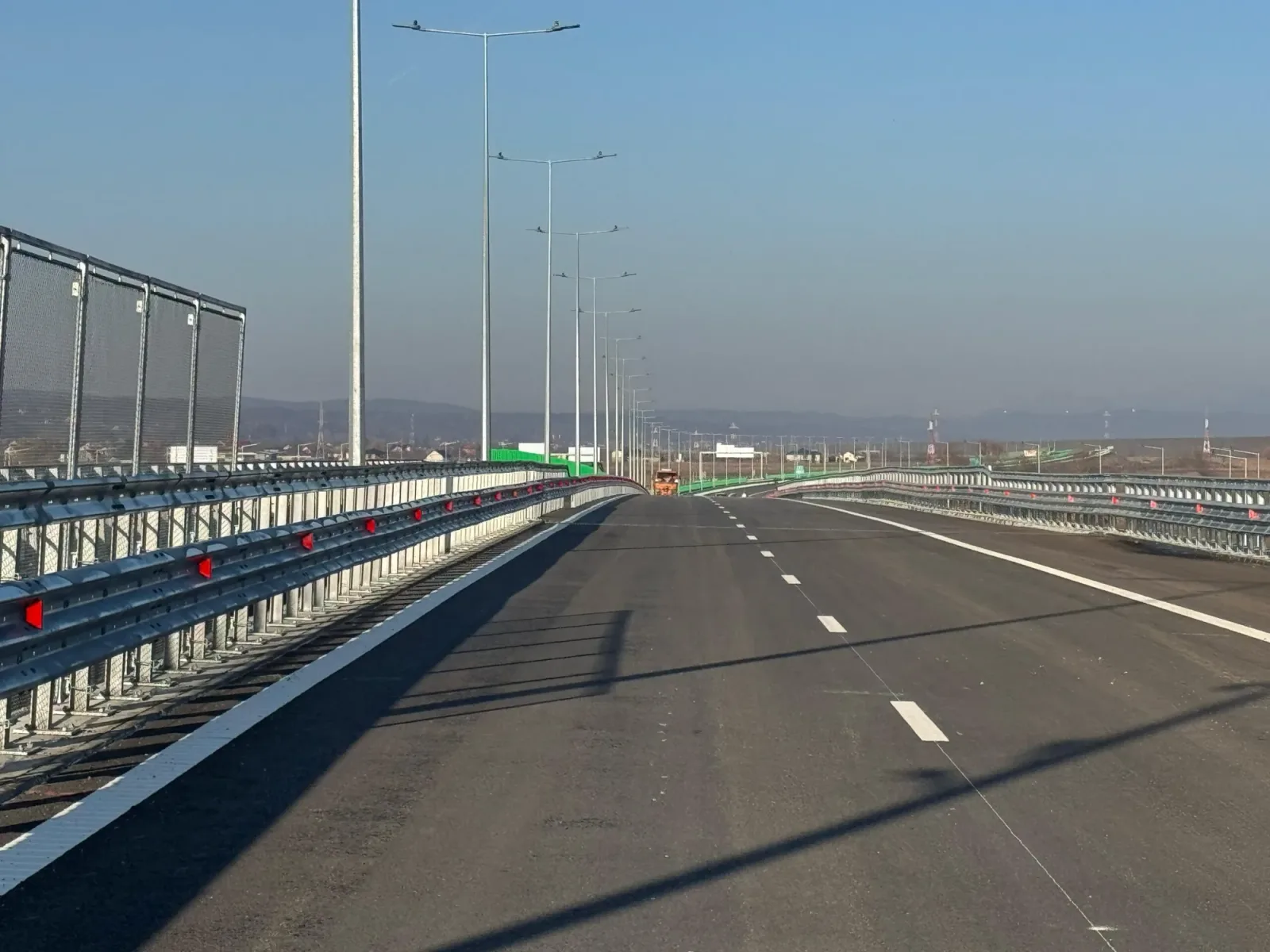 Linia feroviară modernizată între Moldova și România pentru transportul de mărfuri.