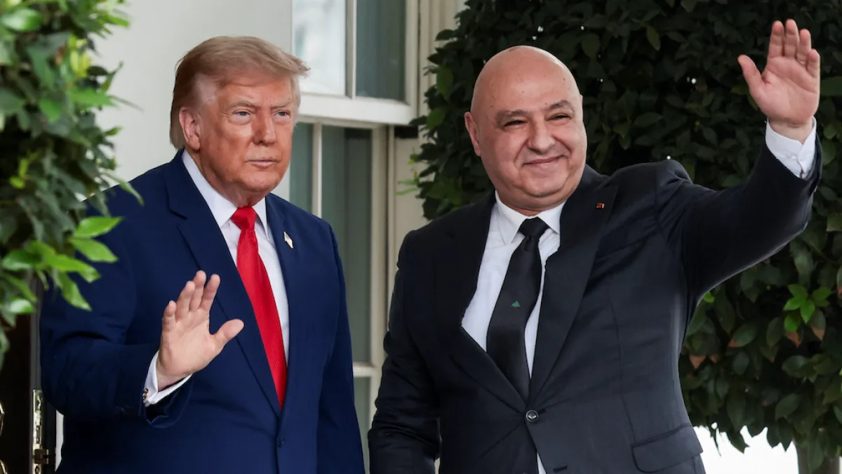 Joseph Aoun și Donald Trump salutând la Casa Albă în timpul discuțiilor diplomatice.