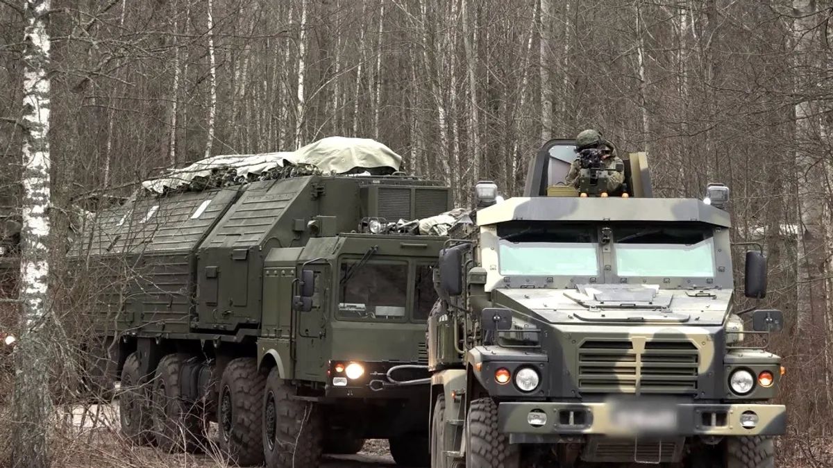 Vehicule militare rusești în timpul exercițiilor de lansare a rachetelor.