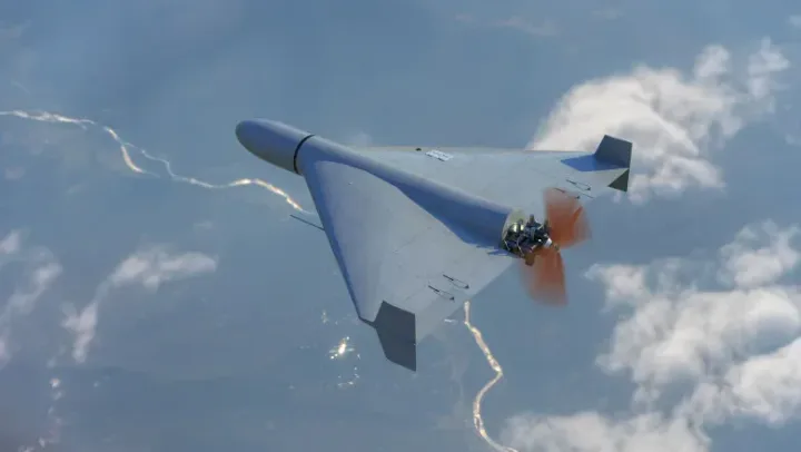 Dronă autonomă zburând deasupra unui peisaj cu nori și teren.