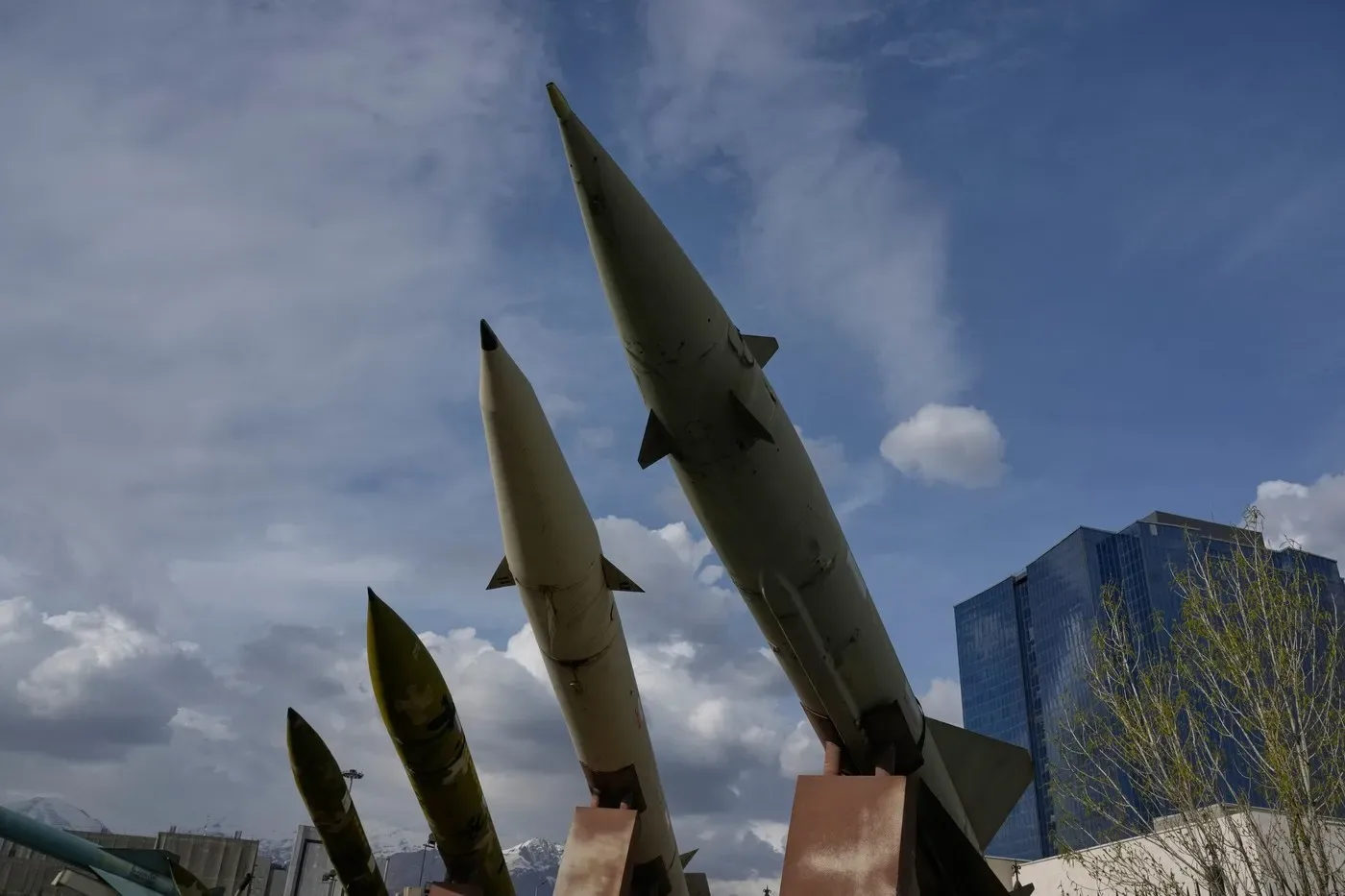 Rachete expuse într-o bază militară din Iran, simbol al puterii armate.