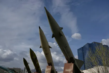 Rachete expuse într-o bază militară din Iran, simbol al puterii armate.