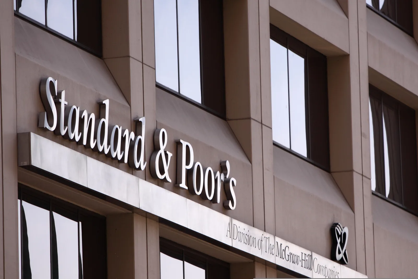 Sediul agenției de rating S&P Global, simbol al evaluării financiare.