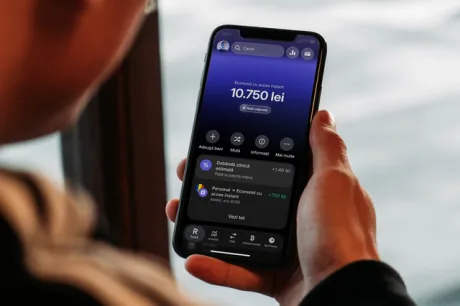 Aplicația Revolut pe un telefon mobil, afișând soldul contului utilizatorului.