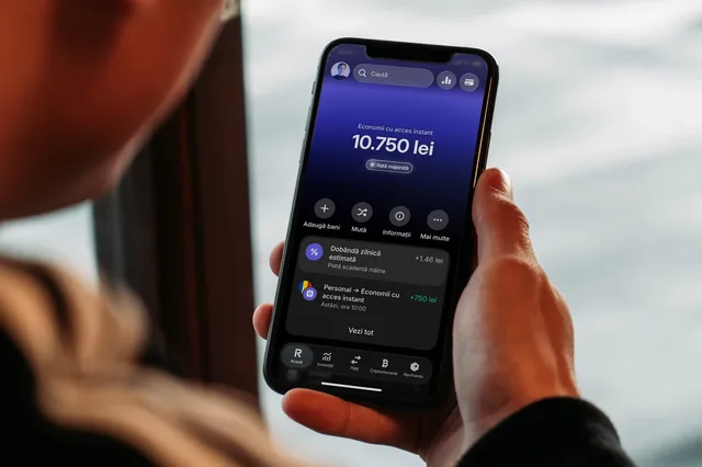 Aplicația Revolut pe un telefon mobil, afișând soldul contului utilizatorului.