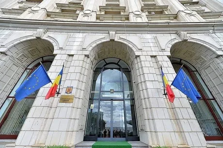 Clădirea Ministerului Finanțelor cu steaguri românești și europene.