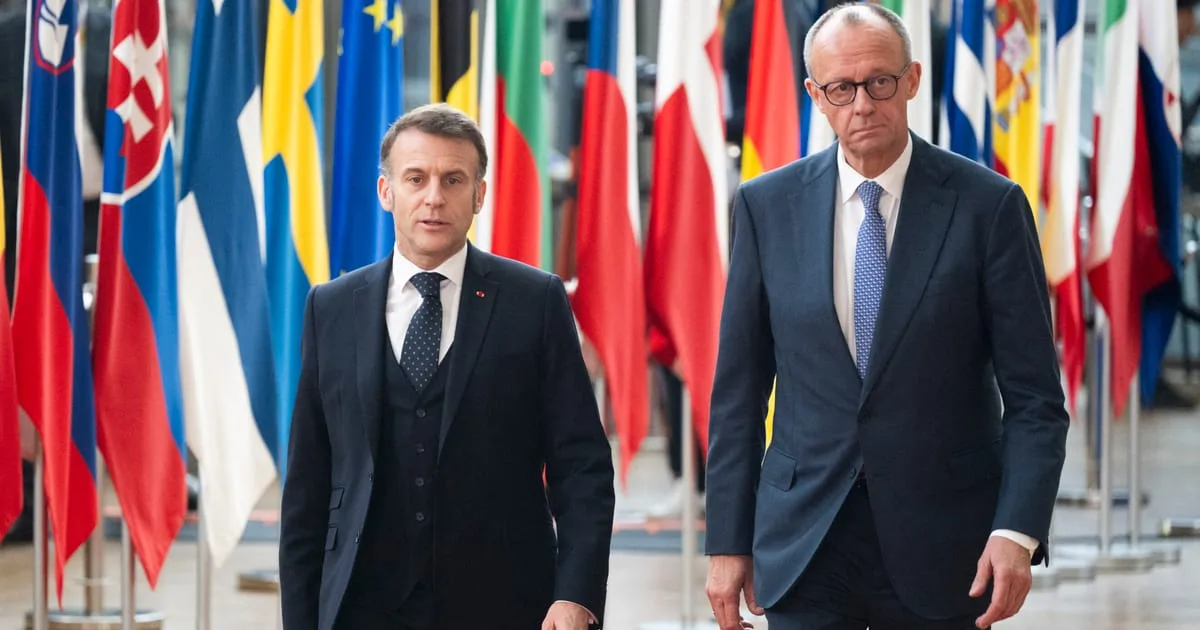 Emmanuel Macron și Friedrich Merz la summitul UE, discutând despre extinderea Uniunii.