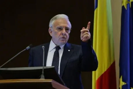 Mugur Isărescu discutând la BNR despre planuri financiare.