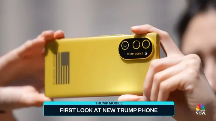 Un telefon Trump Mobile T1, cu un design distinctiv și cameră duală.