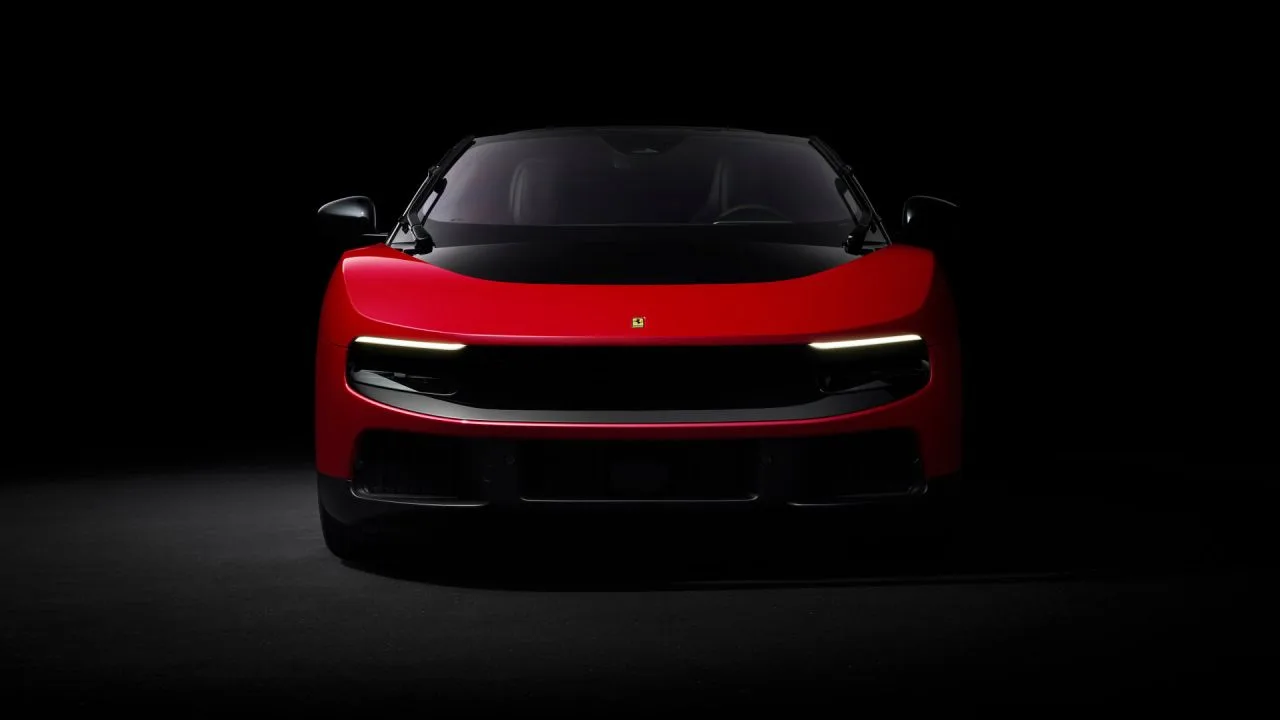 Ferrari își schimbă directorul de marketing după critici la modelul electric.
