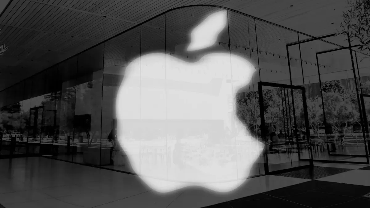Logo-ul Apple reflectat pe o fereastră, simbolizând inovația tehnologică.